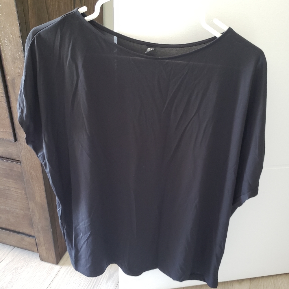 Uniqlo Black Tee EUC Size Large